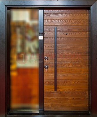 Коричневая входная дверь c МДФ панелью и стеклом ЧД-38 в частный дом в Сургуте