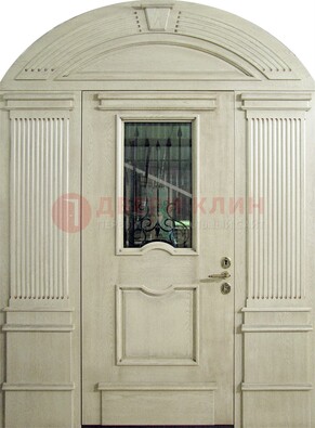 Белая входная дверь массив со стеклом и ковкой ДА-49 в Сургуте
