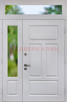 Белая полуторная железная дверь со стеклом и фрамугами ДФГ-10 в Сургуте