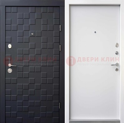 Темная входная дверь с белой МДФ внутри ДМ-222 в Сургуте