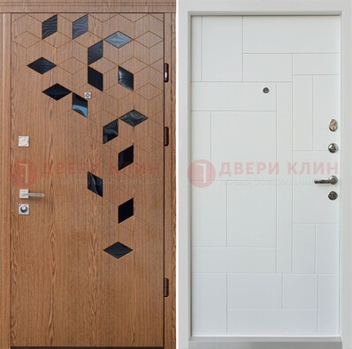 Коричневая металлическая дверь МДФ внутри белого цвета ДМ-256 в Сургуте