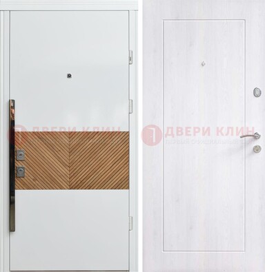 Белая железная дверь МДФ горизонтальной вставкой ДМ-265 в Сургуте