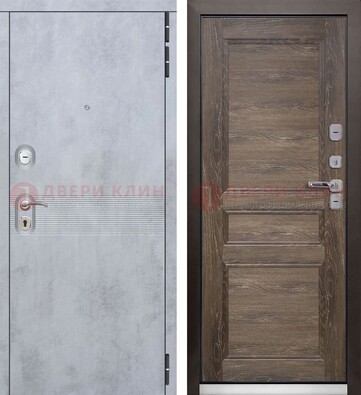 Серая металлическая дверь с МДФ коричневого цвета ДМ-304 в Сургуте
