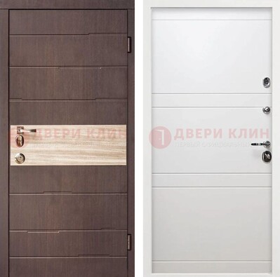 Коричневая стальная дверь с филенчатой МДФ в Белом цвете ДМ-306 в Сургуте