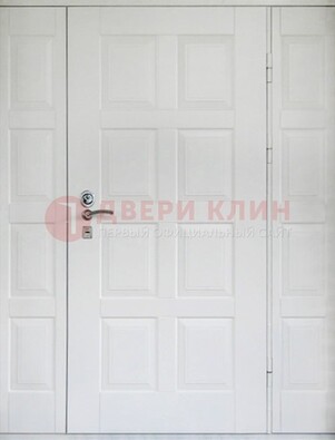 Белая входная дверь для коттеджа с МДФ ДМ-536 в Сургуте