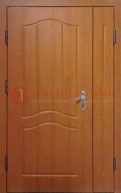 Коричневая двухстворчатая тамбурная дверь с МДФ ДМ-538 в Сургуте