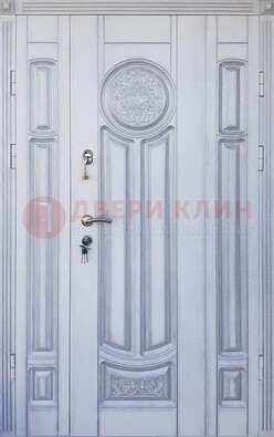 Белая двухстворчатая дверь с массивом дуба ДМД-72 в Сургуте