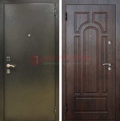 Железная темно-серая дверь с порошковым напылением и МДФ Тисненый орех ДП-275 в Сургуте