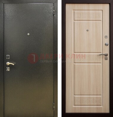 Железная темно-серая дверь с порошковым напылением и МДФ с резьбой ДП-276 в Сургуте