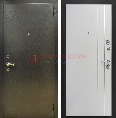 Железная темная дверь с порошковым покрытием и белая МДФ с молдингами  ДП-296 в Сургуте