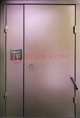 Коричневая стальная дверь в подъезд ДПД-1 в Сургуте