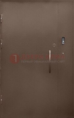 Коричневая металлическая подъездная дверь ДПД-2 в Сургуте
