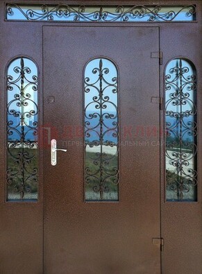 Железная парадная дверь со стеклом и ковкой ДПР-16 для общественных зданий в Сургуте