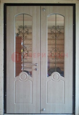 Парадная дверь со стеклянными вставками и ковкой ДПР-23 в деревянный дом в Сургуте