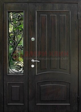 Парадная дверь со стеклянными вставками и ковкой ДПР-31 в кирпичный дом в Сургуте