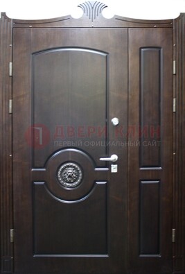 Коричневая парадная дверь с украшением ДПР-52 с утеплением в Сургуте