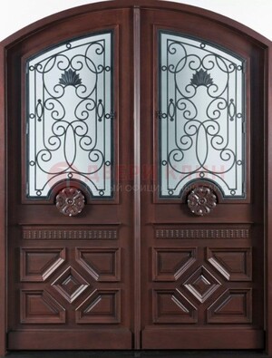 Арочная коричневая парадная дверь ДПР-66 в Сургуте