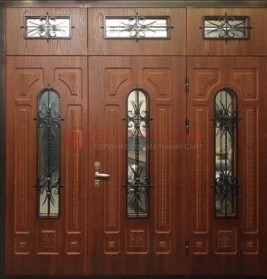 Парадная дверь с металлическими вставками и ковкой ДПР-72 в дом в Сургуте