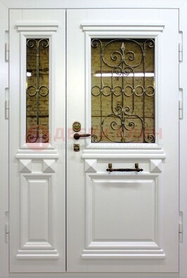 Белая парадная металлическая дверь со стеклом и ковкой ДПР-83 в Сургуте