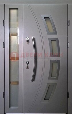 Серая железная дверь для дома со стеклом ДС-17 в Сургуте
