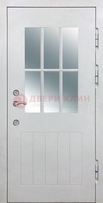 Белая уличная дверь со стеклом ДС-30 в Сургуте