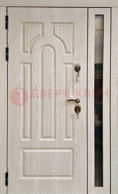 Белая металлическая дверь со стеклом ДС-68 в Сургуте