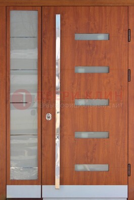Коричневая металлическая дверь со стеклом ДС-72 в Сургуте
