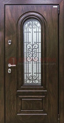 Темная филенчатая железная дверь со стеклом и ковкой ДСК-102 в Сургуте
