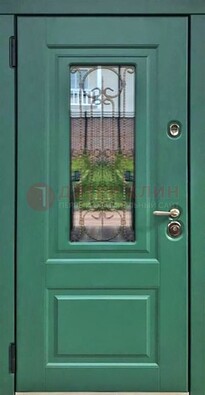 Зеленая металлическая дверь со стеклом и ковкой ДСК-113 в Сургуте
