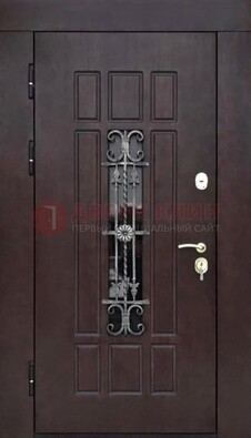 Коричневая уличная дверь со стеклом и ковкой ДСК-114 в Сургуте