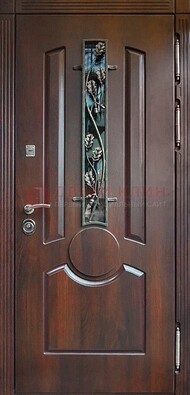 Темная железная дверь со стеклом и ковкой для кирпичного дома ДСК-136 в Сургуте