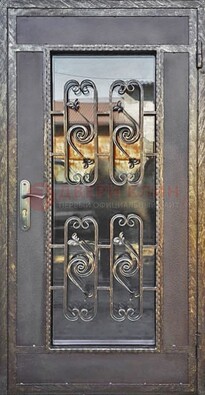 Коричневая наружная дверь порошок со стеклом и ковкой ДСК-160 в Сургуте