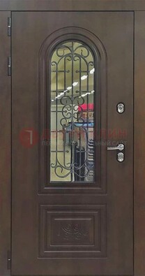 Классическая стальная дверь со стеклом и ковкой для коттеджа ДСК-178 в Пскове