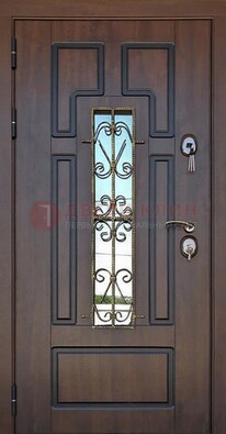 Уличная дверь со стеклом и ковкой в коричневом цвете ДСК-181 в Сургуте