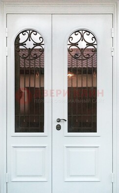 Белая стальная дверь стекло с ковкой и филенкой ДСК-201 в Сургуте