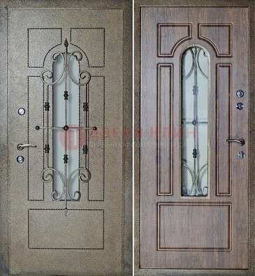 Внешняя стальная дверь со стеклом и ковкой зеленой ДСК-22 в Сургуте