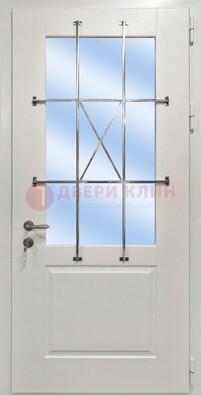 Белая простая железная дверь Винорит со стеклом и ковкой ДСК-257 в Сургуте