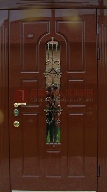 Красивая металлическая дверь со стеклом и ковкой ДСК-33 в Сургуте