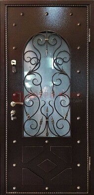 Влагостойкая дверь со стеклом и ковкой с декором ДСК-37 в Сургуте
