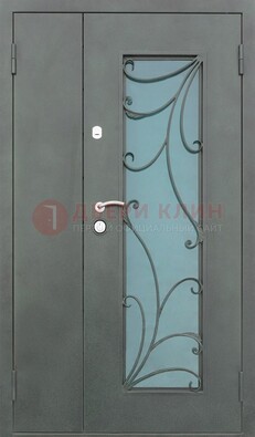 Двухстворчатая железная дверь со стеклом и ковкой ДСК-40 в Сургуте