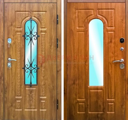 Входная дверь со стеклом и ковкой ДСК-54 для частного дома в Сургуте