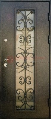 Входная дверь Дверь со стеклом и ковкой черного цвета ДСК-76 для веранды в Сургуте