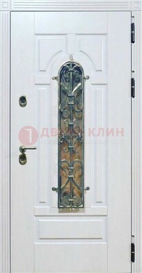 Белая остекленная металлическая дверь с ковкой ДСК-98 в Сургуте