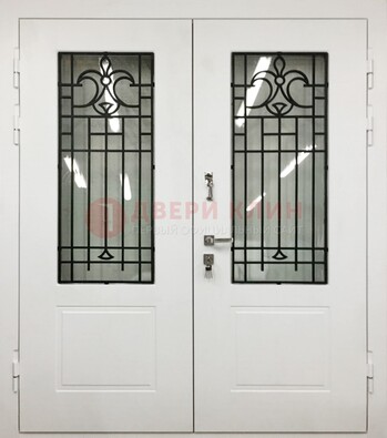 Белая двухстворчатая уличная дверь Винорит со стеклом ДСТ-4 в Сургуте