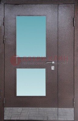 Коричневая тамбурная дверь со стеклянными вставками ДТМ-21 в Сургуте