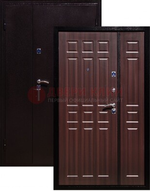 Коричневая металлическая тамбурная дверь ДТМ-24 в Сургуте