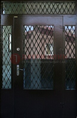 Коричневая тамбурная дверь со стеклянными вставками и ковкой ДТМ-32 в Сургуте