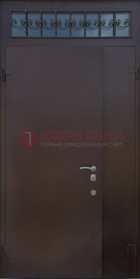 Коричневая тамбурная дверь со стеклянными вставками и ковкой ДТМ-39 в Сургуте
