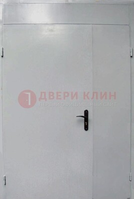 Белая металлическая тамбурная дверь ДТМ-5 в Сургуте