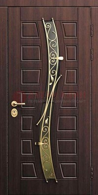 Уличная темная филенчатая дверь с виноритом и ковкой ДВТ-142 в Сургуте